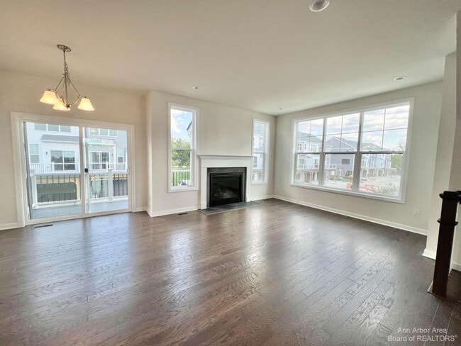 Building Photo - 2875 Rayfield Ave