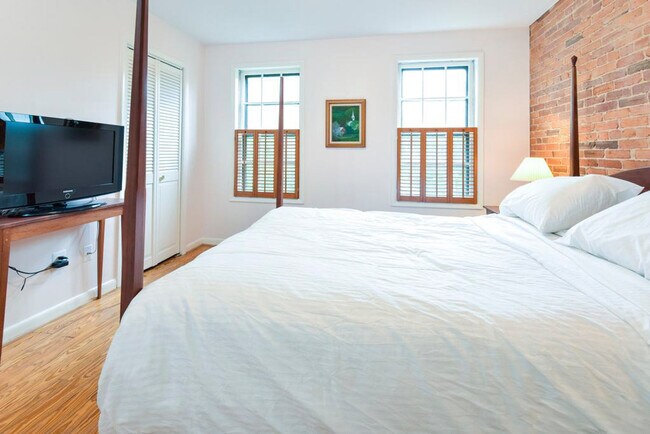 Building Photo - 1127 Independence Ave SE