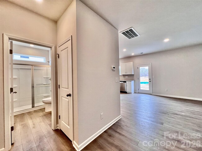 Building Photo - 1906 Gibb Xing