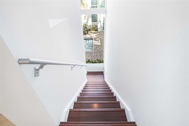 Building Photo - 741 NE 4th Ave