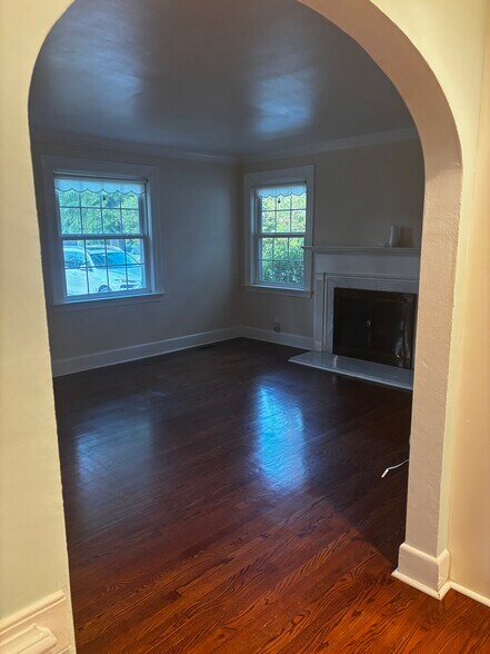 Living Room - 115 S Ridgeley Rd