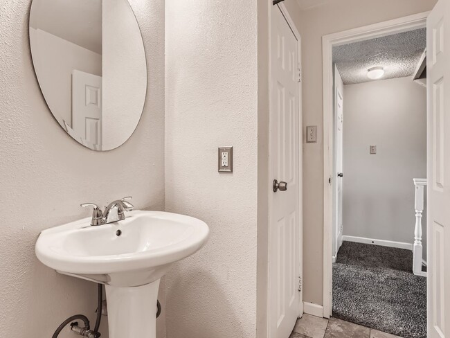 Building Photo - COMING IN MAY!!! Spacious 3 Bedroom 2.5 Ba...