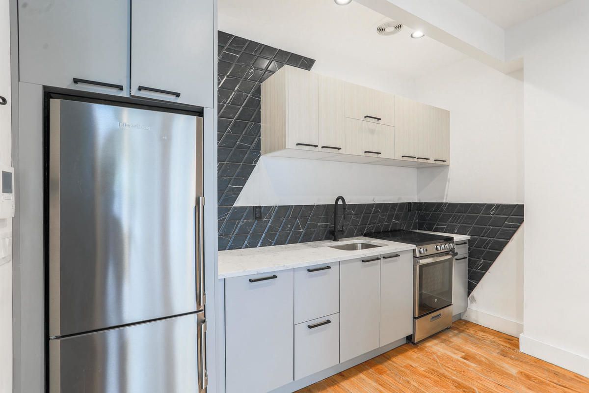 Building Photo - 301 Broadway