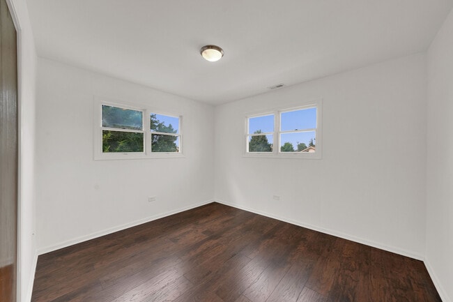 Building Photo - 4933 S Lockwood Ave