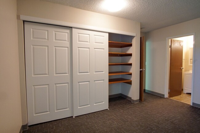 Building Photo - *Free Rent Special* Top Floor One Bedroom Near OHSU Ready Now!