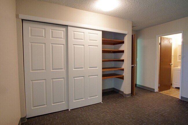Building Photo - Top Floor One Bedroom Near OHSU Ready Early January!