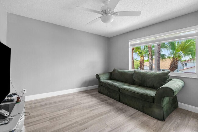 Building Photo - 10330 Buena Ventura Dr