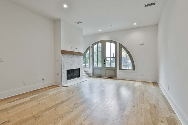 Building Photo - 335 Sage Ln