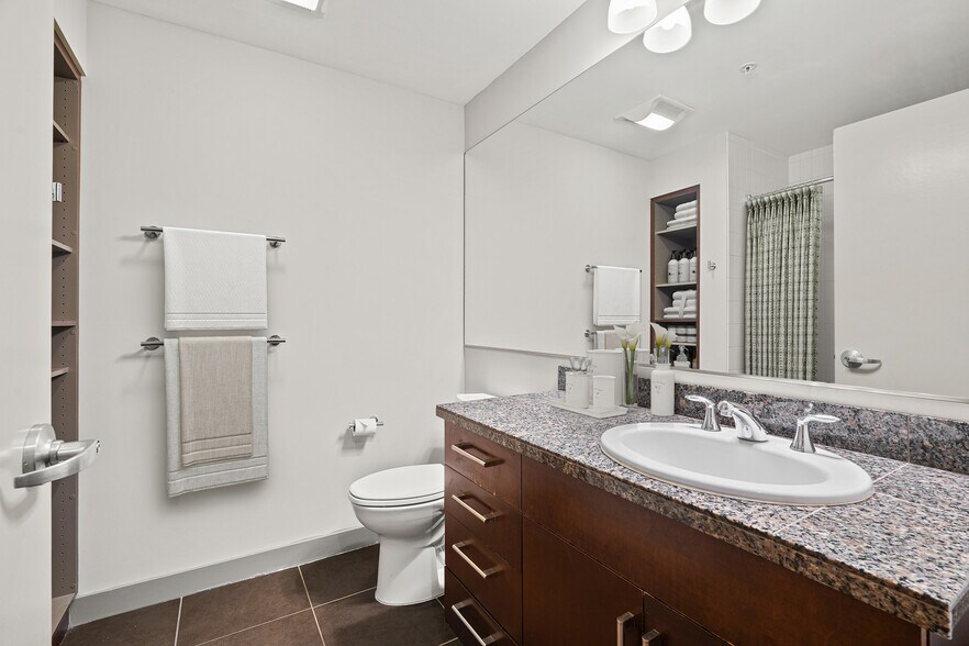 Building Photo - 910 Lenora St