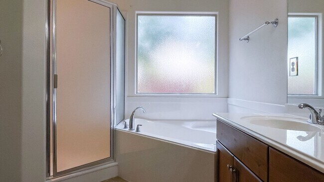 Building Photo - 4 Bedroom Treasure Valley Home Near Crimson High School