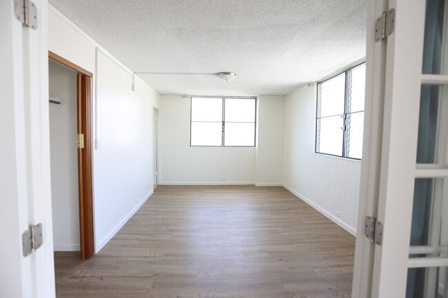 Building Photo - Liliuokalani Plaza – 2 bedroom, 2 bath with 1 covered parking