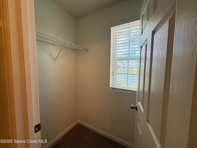 Building Photo - 137 Sutherland Dr SW