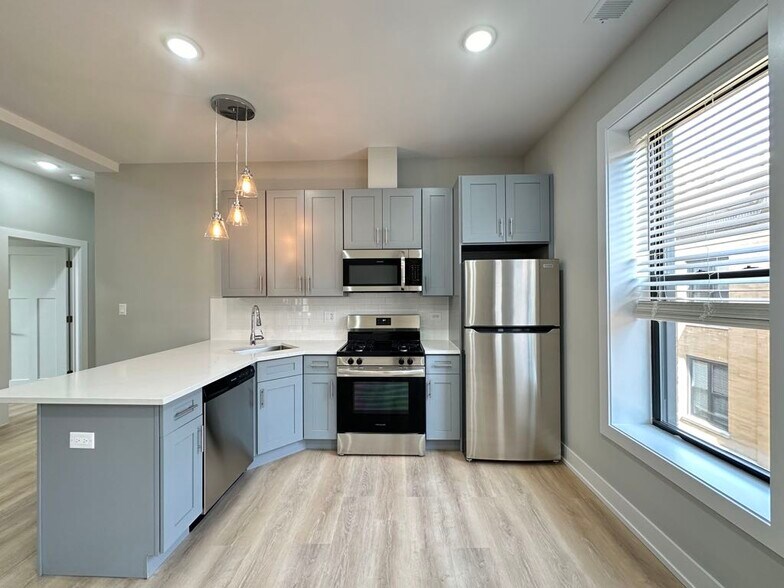 Building Photo - 419 W Belden Ave