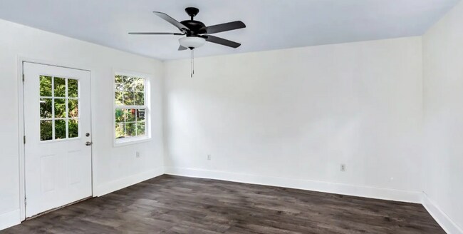 Building Photo - COMING SOON 7/29/25-Charming 3-bedroom 2 -...