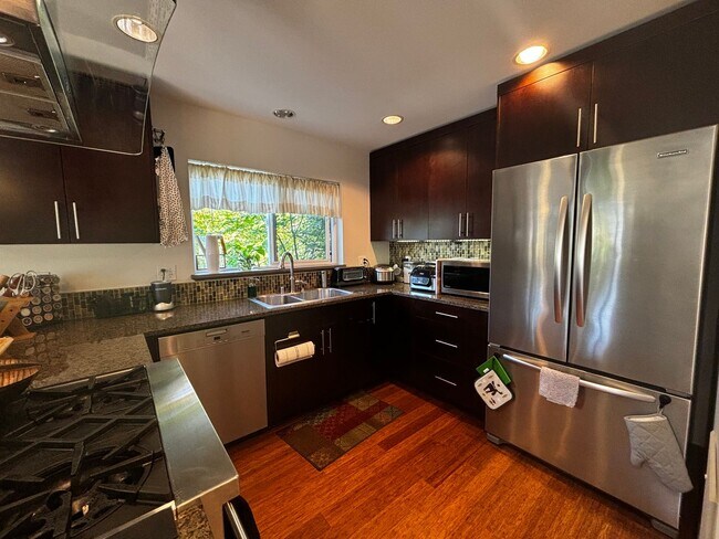 Building Photo - Amazing Phinney Ridge/Greenlake Home
