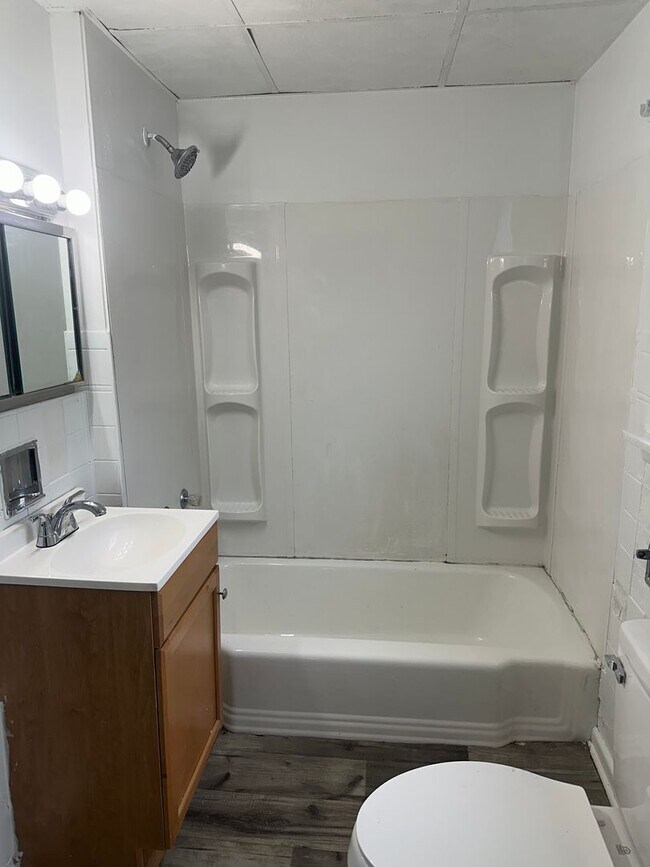 Building Photo - Three Bedroom Single Family House