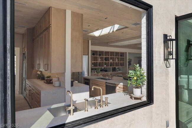 Building Photo - 2401 Driftwood Dr