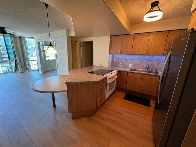 Building Photo - 2/2/2 at One Archer Lane, Mountain Views, Great Location!