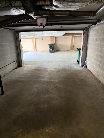 Building Photo - 3025 Woodlawn Dr