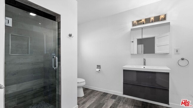 Building Photo - 915 Palms Blvd