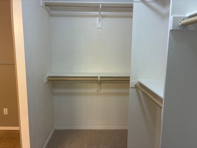 Building Photo - **BEAUTIFUL 3BEDROOM/2BATHROOM HOME LOCATE...