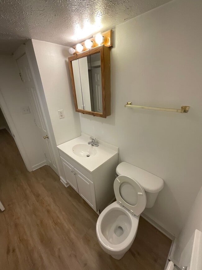 Building Photo - ***AVAILABLE AUGUST 2027*** 5 Bed 2 Bath house. Close to business school. Excellent Location!