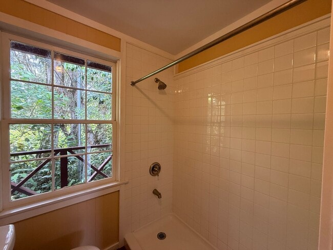Building Photo - Cozy 2BR/1BA home in Fern Forest