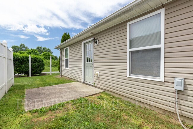Building Photo - 92-92 Meadow Wood Dr
