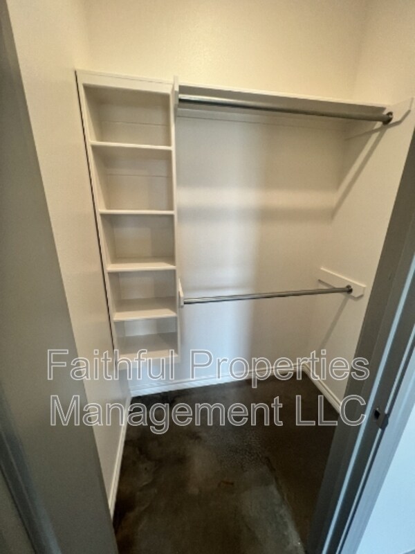 Building Photo - 19568 Fonda St E