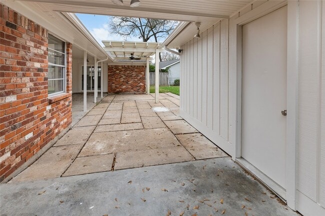 Building Photo - 302 Shadow Creek Dr