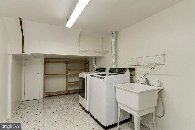 Building Photo - 7133 Swansong Wy