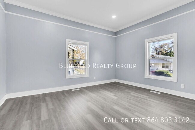Building Photo - 307 B St