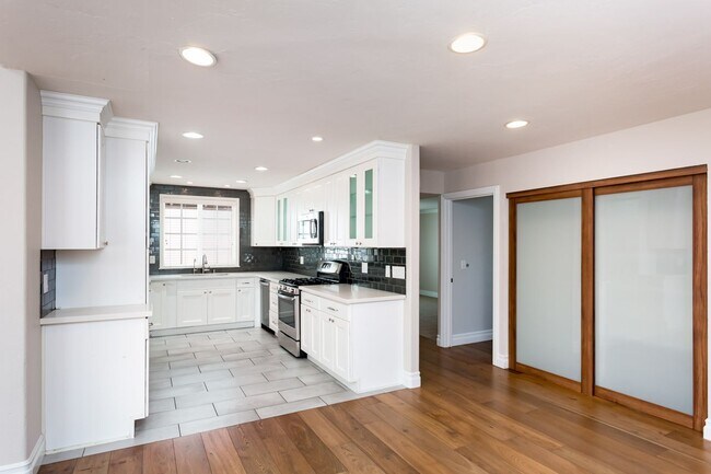 Building Photo - Spacious Entertainers Retreat in San Carlos!
