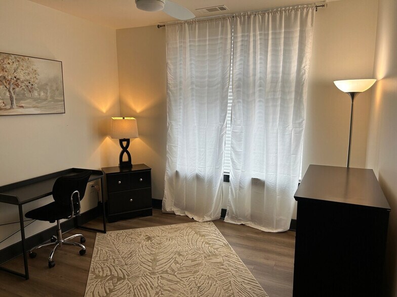 Building Photo - 401 W Trade St