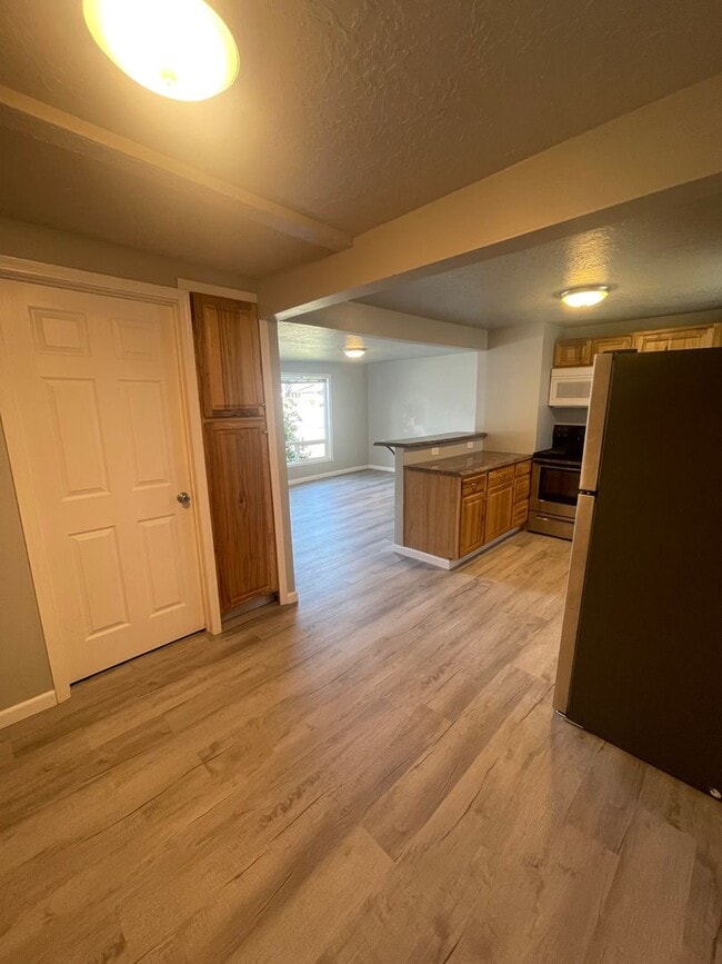 Building Photo - Conveniently located two bedroom home with fresh updates!