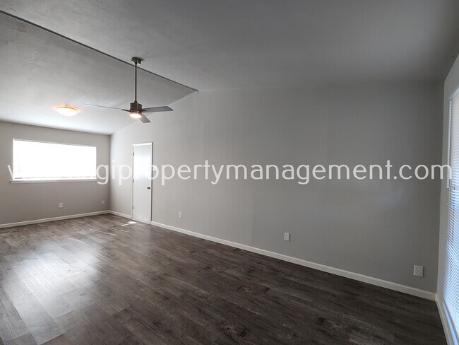 Building Photo - Updated home ready for move in