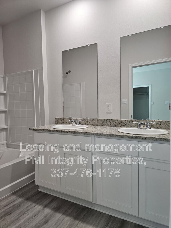 Building Photo - 932 Renova Dr