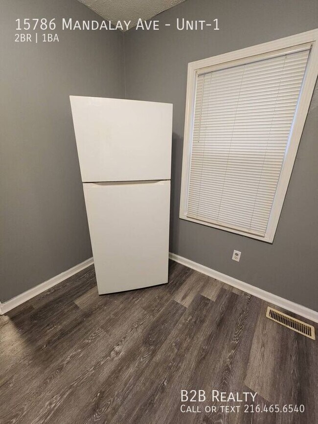 Building Photo - 15786 Mandalay Ave