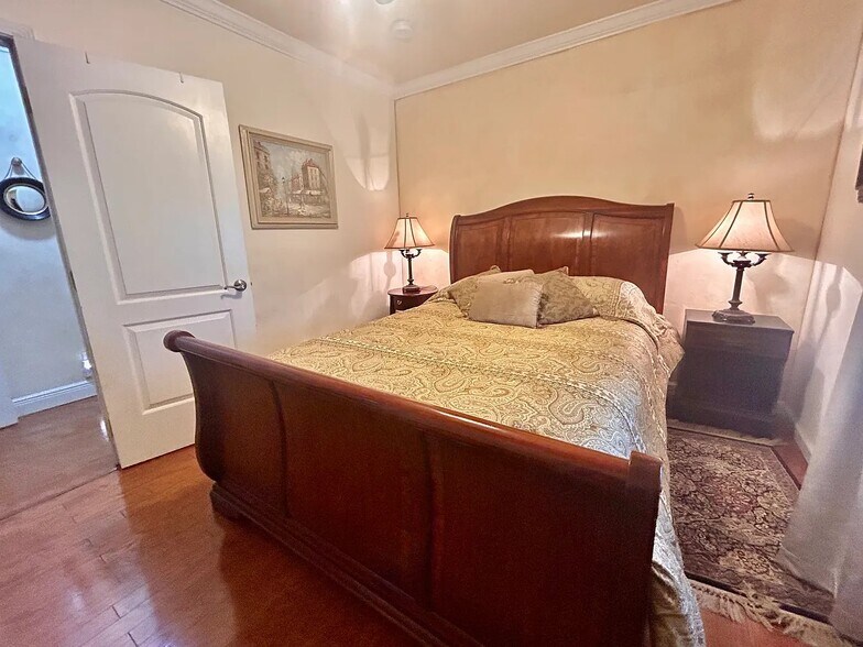 Building Photo - 800 NE 6th St