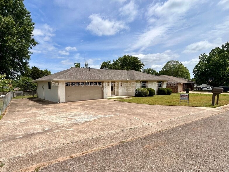 Building Photo - 506 Jenny Wren St