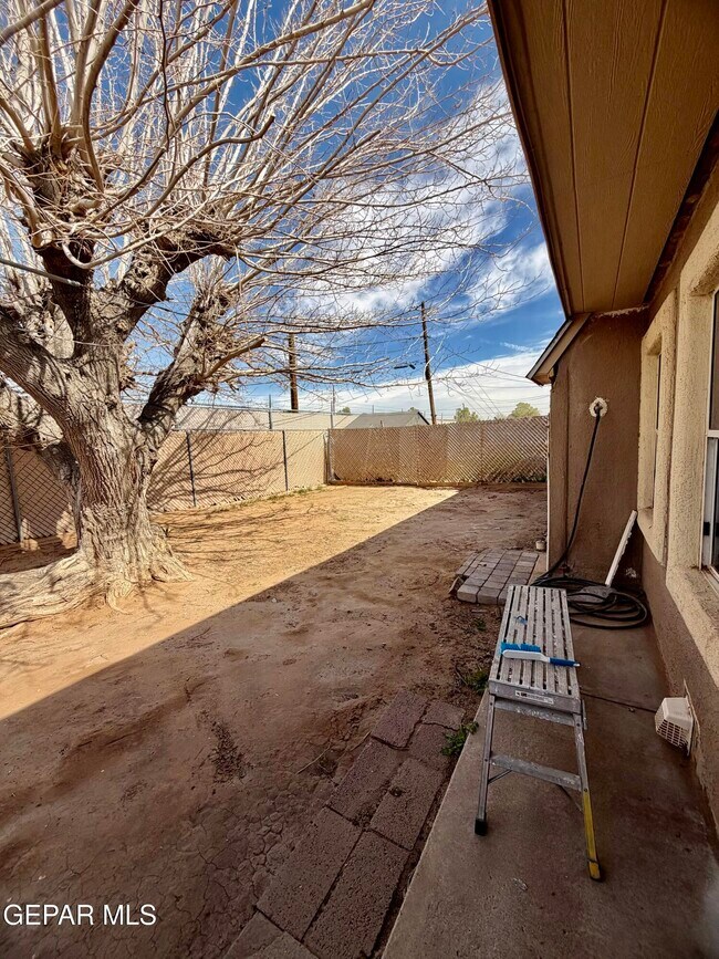 Building Photo - 601 Lomaland Dr