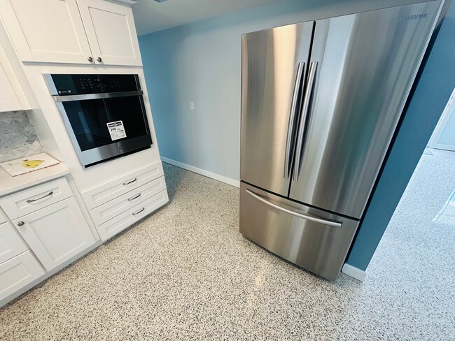 Building Photo - 385 S Tessier Dr