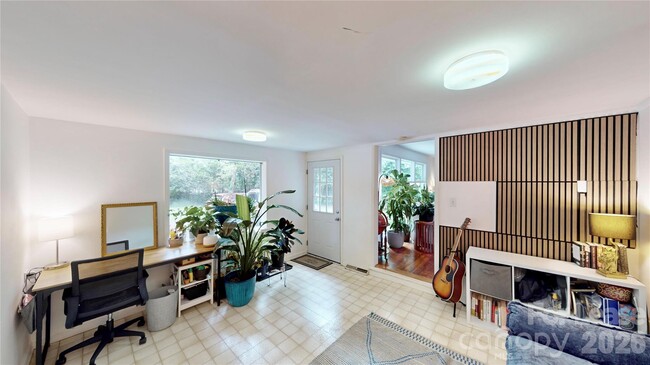 Building Photo - 1136 E Woodlawn Rd