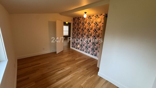 Building Photo - Charming Single-Level Home in Sought-After Roseway