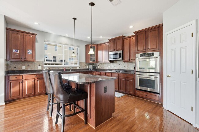 Building Photo - Located in a vibrant and highly sought after setting, this Richmond American Homes residence offe...