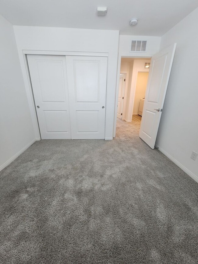 Building Photo - Modern Comfort Meets Vegas Vibes! – Utilit...
