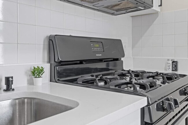 Building Photo - 1626 Union Turnpike