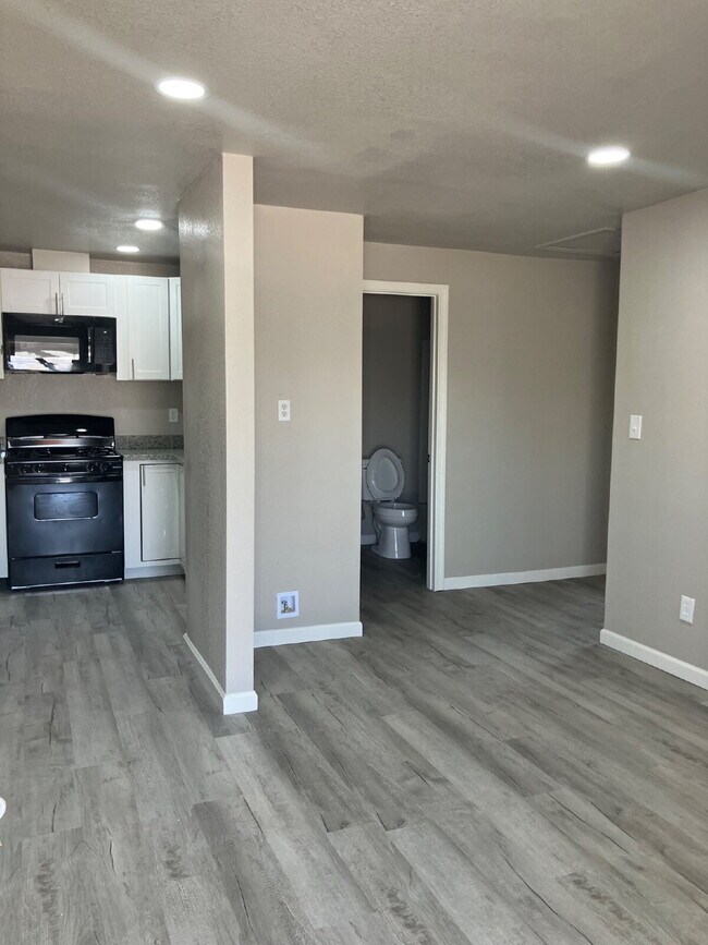 Building Photo - Fully Renovated 2-Bedroom!