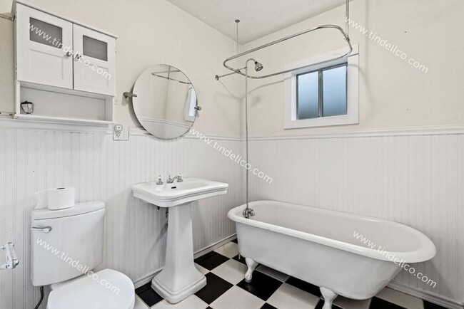 Building Photo - 4 Bedroom, 3 Bathroom Home 3000 + Square feet - A Must See In Abernethy School Boundary