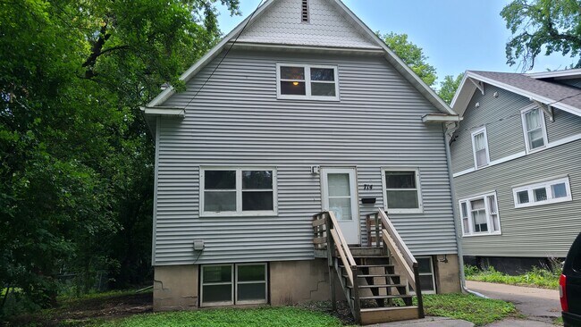 Building Photo - 714 11th Ave N